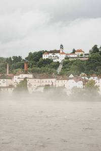 Blick über den Inn auf die Innstadt-Brauerei und das Kloster Mariahilf (Passau) ©Tim Kurzweg